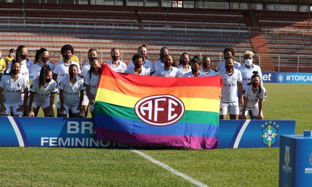 GUERREIRAS GRENÁS ENTRAM COM BANDEIRA LGBTQIA+ E AÇÃO COM “CHÁ DE VIDA” NA PARTIDA CONTRA O FLAMENGO!