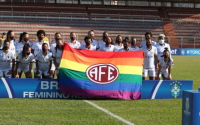 GUERREIRAS GRENÁS ENTRAM COM BANDEIRA LGBTQIA+ E AÇÃO COM “CHÁ DE VIDA” NA PARTIDA CONTRA O FLAMENGO!